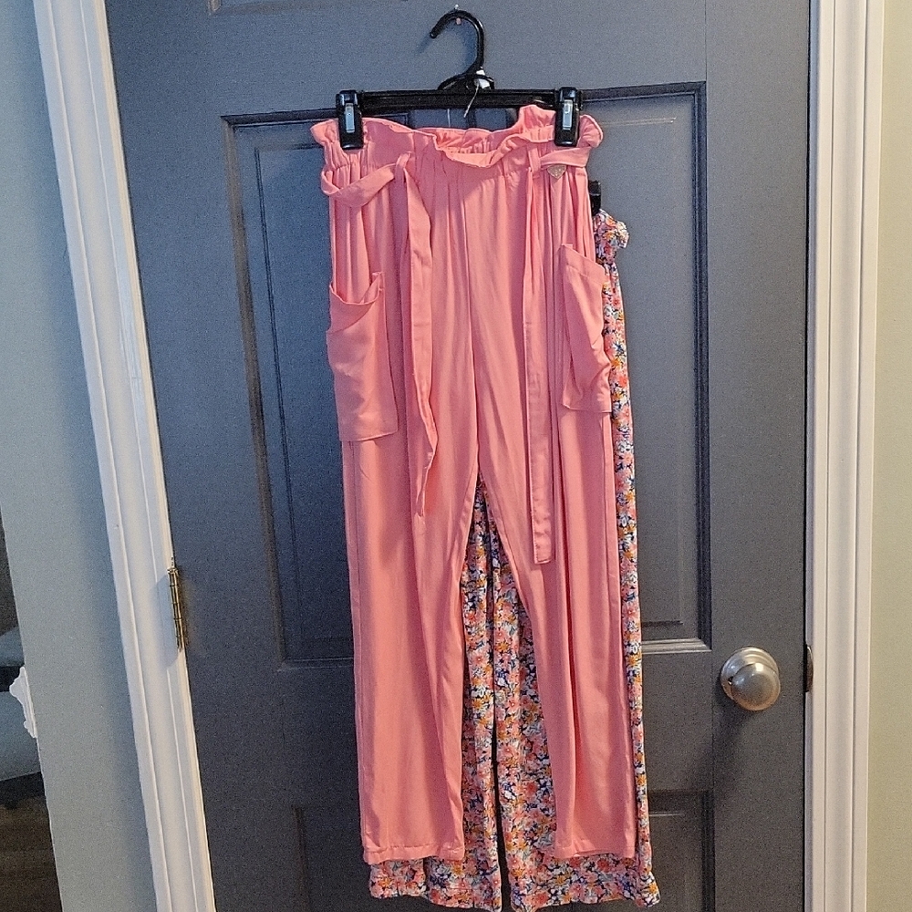 NWT Two Vince Camuto Coral And Floral Ruffle Pants. Size 10.